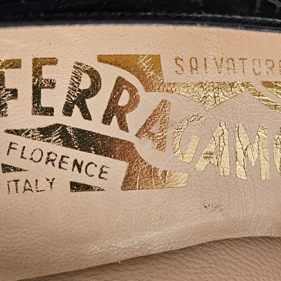 VTG Salvatore Ferragamo Black Patent Leather w/ Gold Metal Bows Pumps Size 5 - Picture 7 of 10